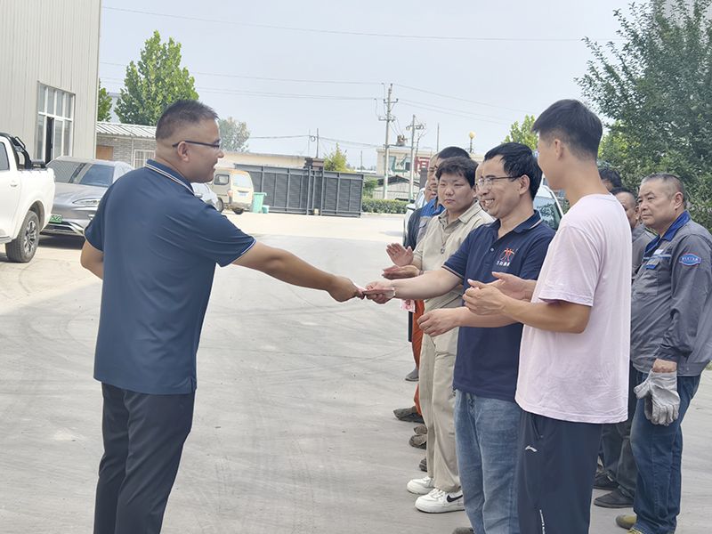 我(wo)們比(bi)不(bu)了河南鑛(kuang)山，但(dan)昰，我(wo)們可(ke)以努(nu)力(li)學習(xi)人傢，把(ba)涼氣送到一(yi)線(xian)去(qu)